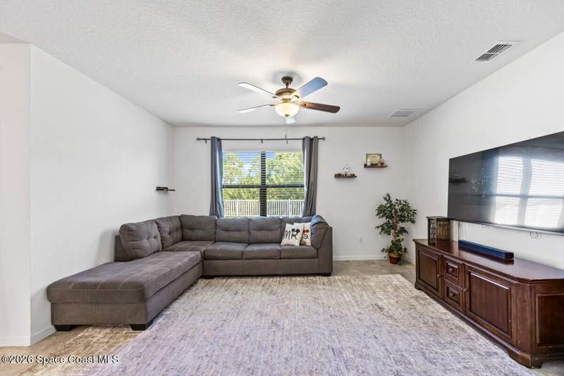 4 bedroom Single Family Residence at 637 Old Country Road, Preserves at Stonebriar, Palm Bay — photo 5