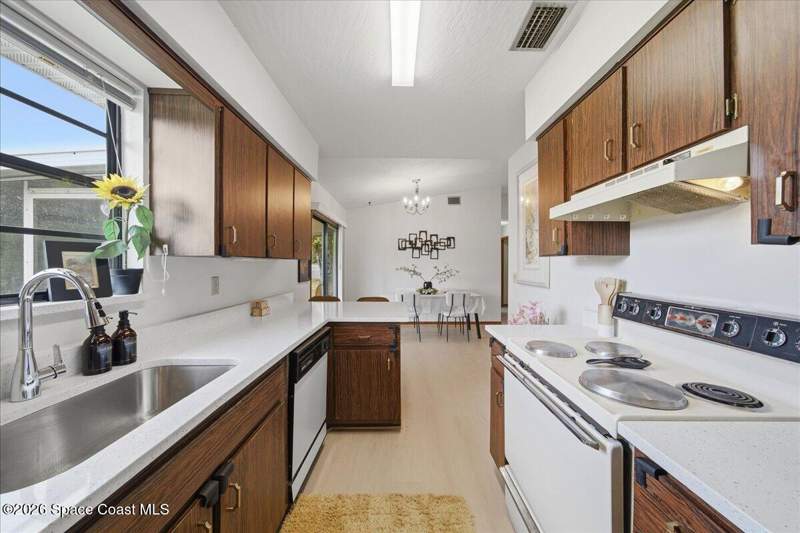3 bedroom Single Family Residence at 588 Tropicaire Avenue, Port Malabar Unit 19, Palm Bay — photo 5