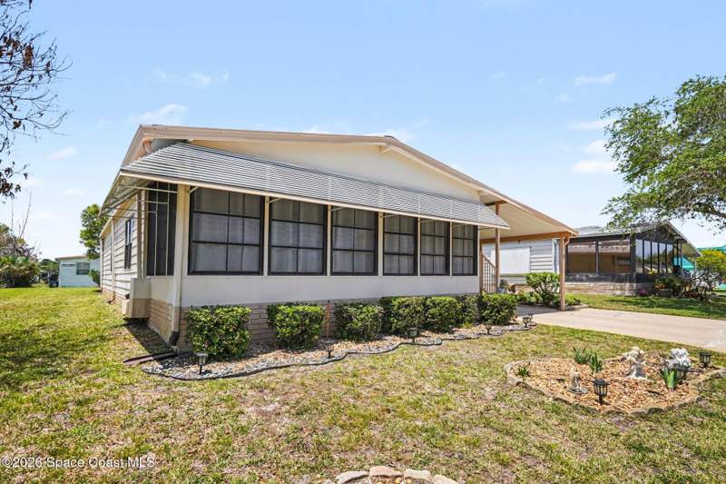 2 bedroom Manufactured Home at 512 Susan Drive, Hollywood Estates, West Melbourne — photo 2