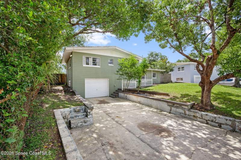 3 bedroom Single Family Residence at 1425 Crest Drive, Country Club Heights 1st Addn, Titusville — photo 2
