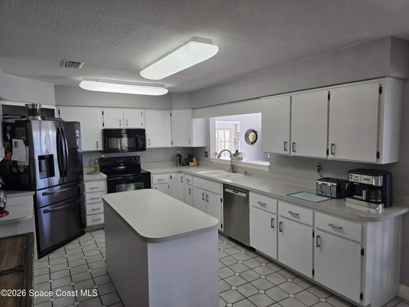 4 bedroom Single Family Residence at 1660 N Banana River Drive, Riviera Isles Unit 1, Merritt Island — photo 2