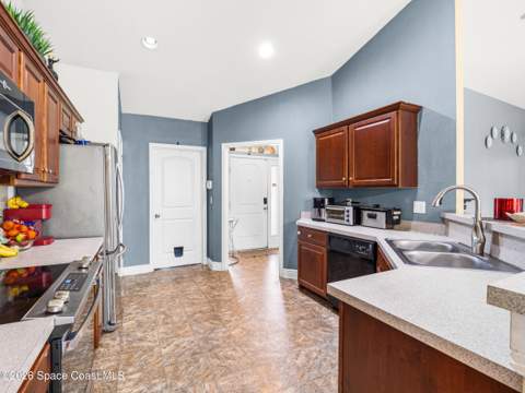 256 Eckert Street, Palm Bay FL - photo 10 of 33