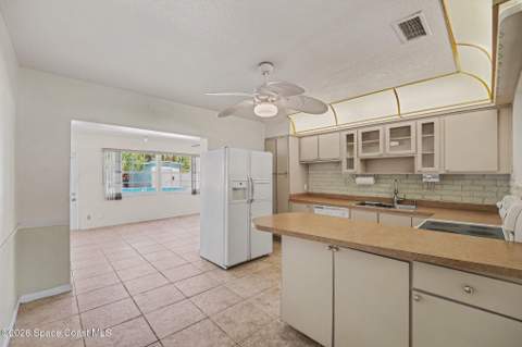 150 W Volusia Lane, Cocoa Beach FL - photo 11 of 29