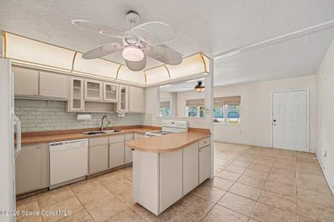 150 W Volusia Lane, Cocoa Beach FL - photo 9 of 29