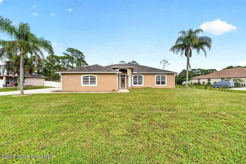 3 bedroom Single Family Residence at 4045 Fawn Lake Boulevard, Fawn Lake Pud Phase 2 Unit 3, Mims — photo 2
