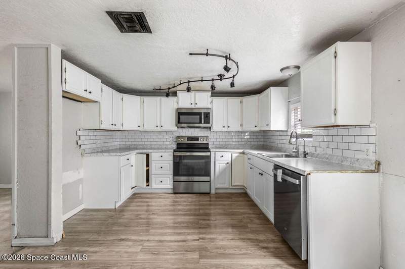 5 bedroom Single Family Residence at 1682 Glencove Avenue, Port Malabar Unit 44, Palm Bay — photo 3