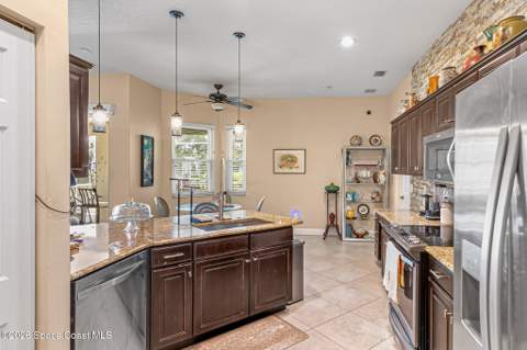 576 Gardendale Circle, Palm Bay FL - photo 8 of 37