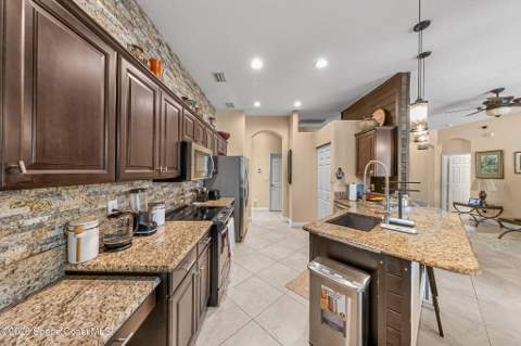 576 Gardendale Circle, Palm Bay FL - photo 9 of 37