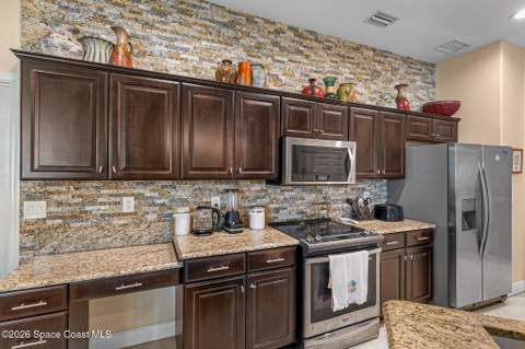 576 Gardendale Circle, Palm Bay FL - photo 10 of 37