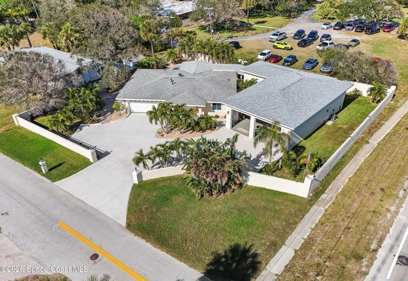 3 bedroom Single Family Residence at 104 W Alachua Lane, Cocoa Ocean Beach Subd, Cocoa Beach — photo 2