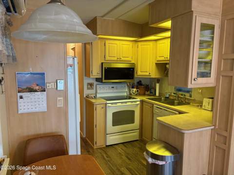 573 Carousel Lane #284, Melbourne Beach FL - photo 12 of 48