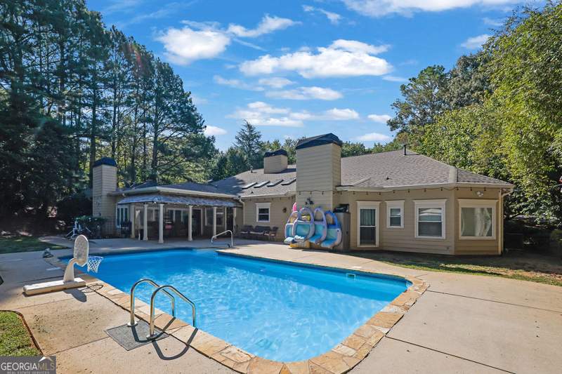 4 bedroom Single Family Residence at 1010 Little River Way, LIBERTY HILLS FARMS, Alpharetta — photo 2