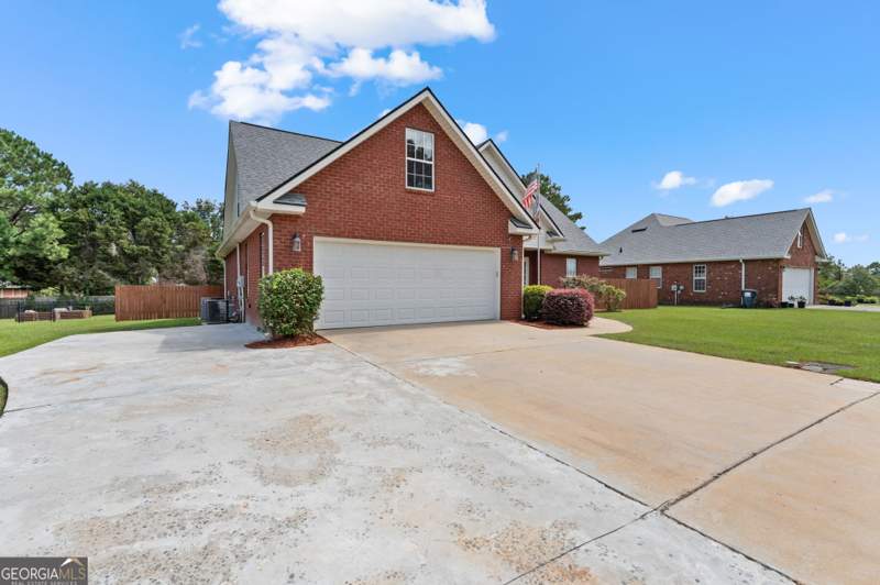 5 bedroom Single Family Residence at 318 Christopher Luke Circle, Brendale, Perry — photo 2