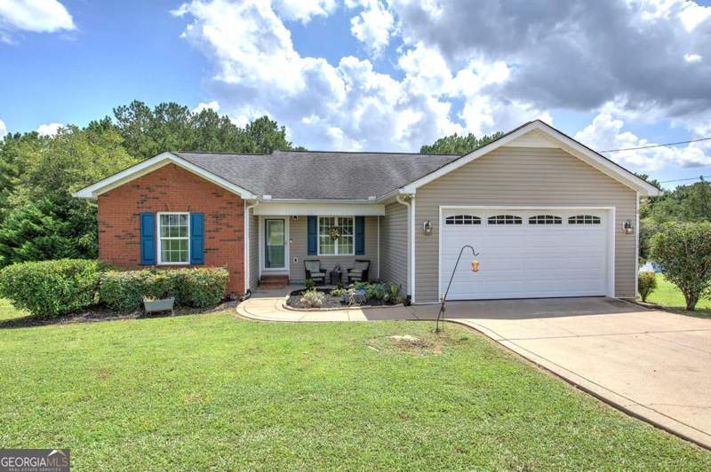 3 bedroom Single Family Residence at 152 Brewer Road, None, Kingston — photo 1