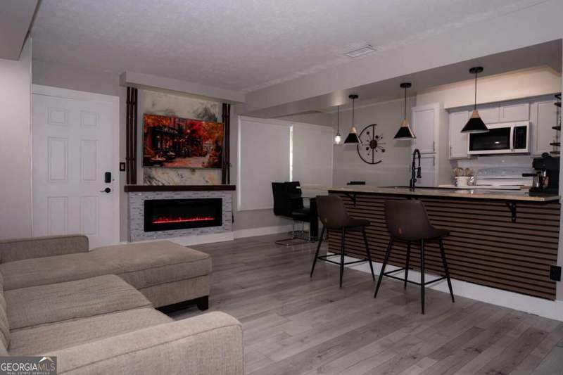2 bedroom Condominium at 1384 Old Coach Road, BELLEMEADE COMMONS, Marietta — photo 2