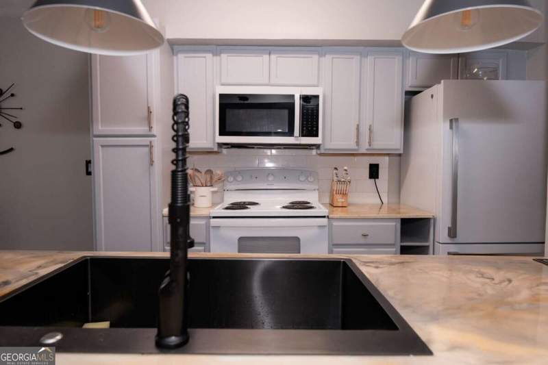 2 bedroom Condominium at 1384 Old Coach Road, BELLEMEADE COMMONS, Marietta — photo 5