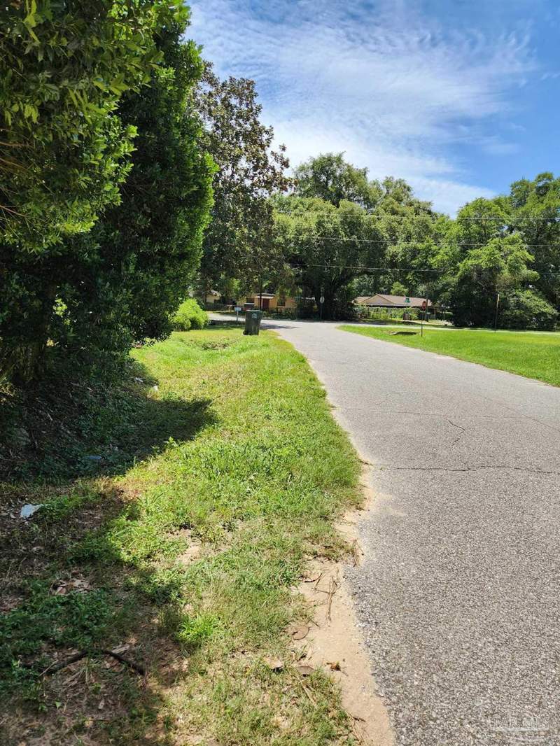 3 bedroom Single Family Residence at 300 Louisiana Dr, Oakcrest, Pensacola — photo 3