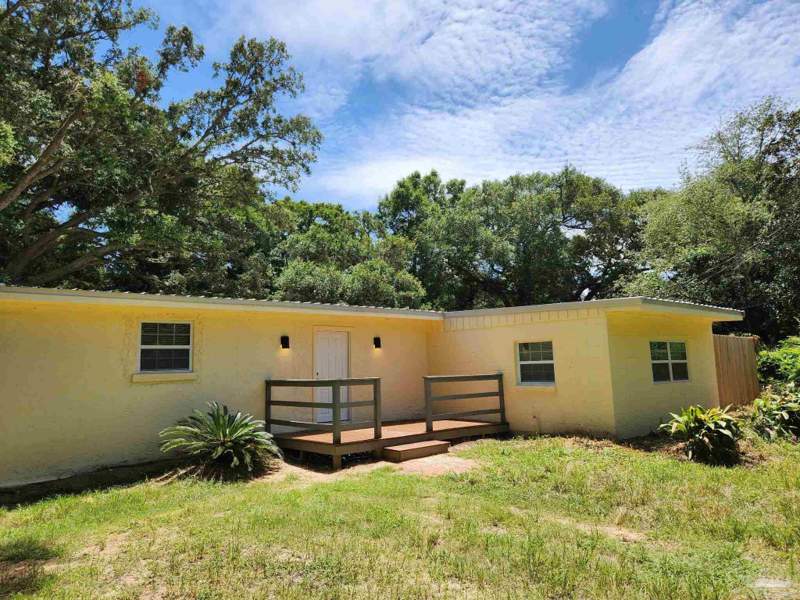 3 bedroom Single Family Residence at 300 Louisiana Dr, Oakcrest, Pensacola — photo 1