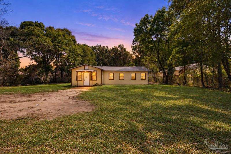 4 bedroom Single Family Residence at 2403 E Johnson Ave, None, Pensacola — photo 1