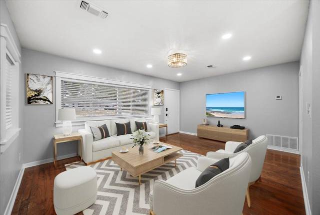 318 NW Oakland Circle