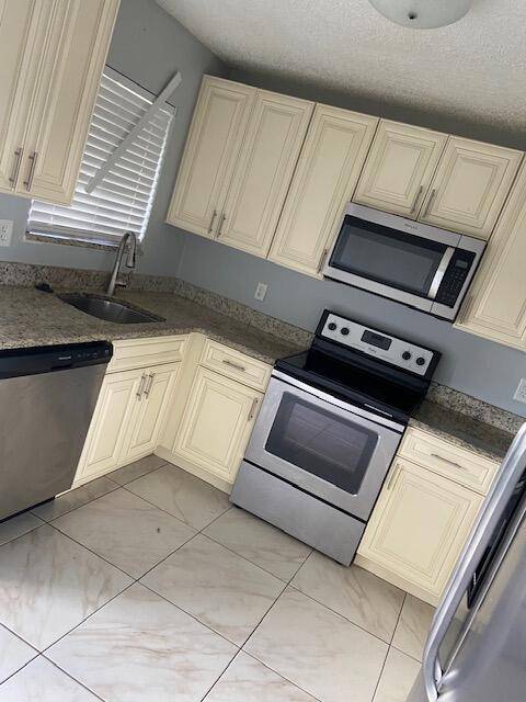 578 SW Sara Boulevard