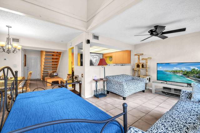 Colonial Lakes Villas