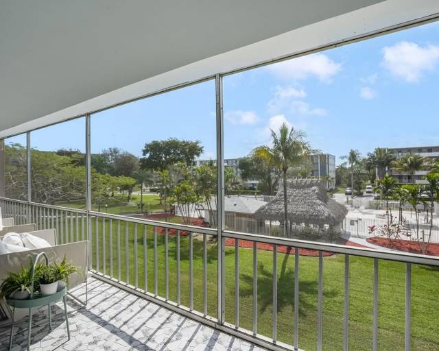 Hillcrest Country Club Apartments
