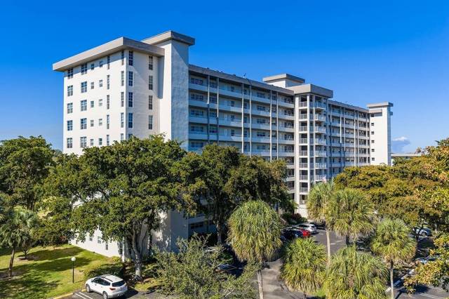 575 Oaks Lane #1002 home for sale in Palm Aire Country Club