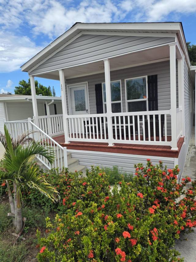 121 Sandhill Boulevard