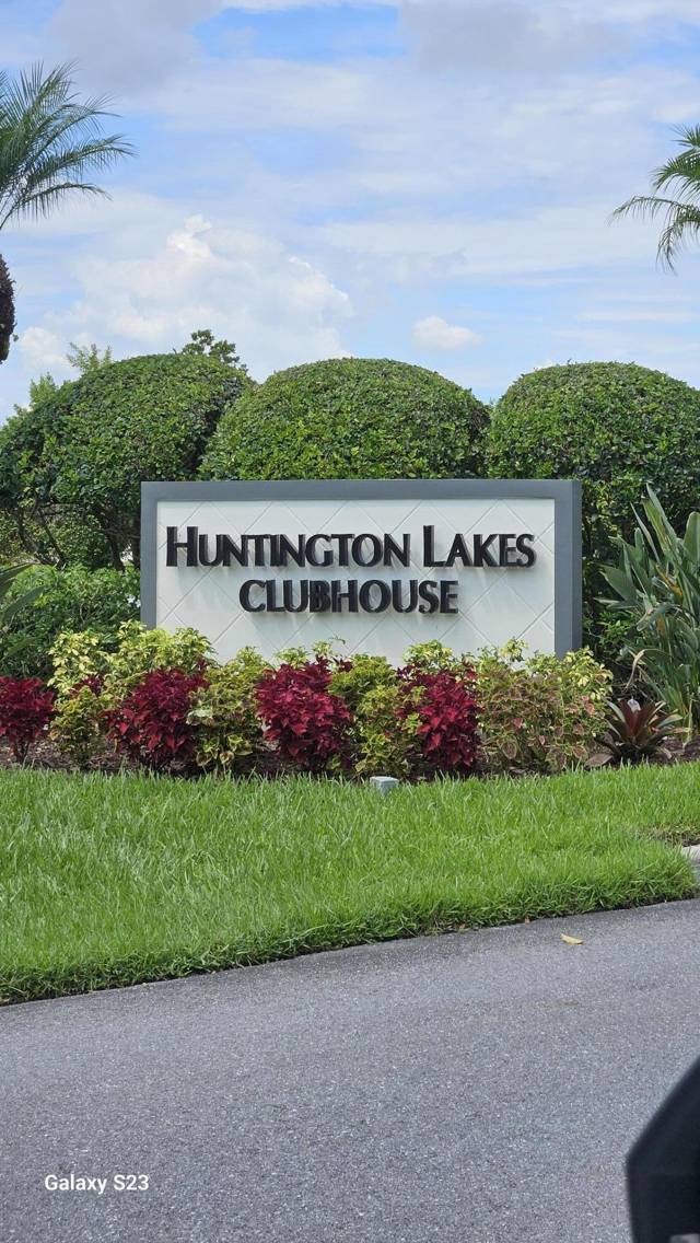 7185 Huntington Lane home for sale in Huntington Lakes