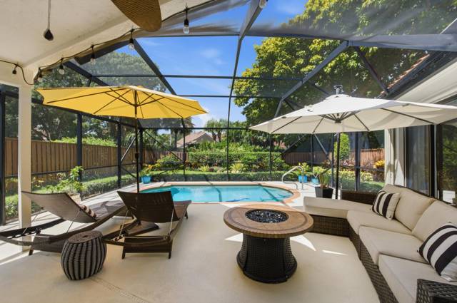 2576 LA CRISTAL Circle