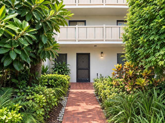 6585 KENSINGTON Lane #102 home for sale in Huntington Lakes