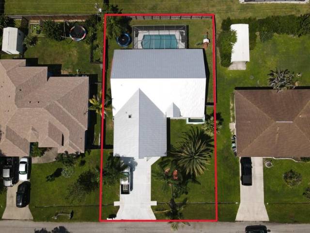 2537 SE Victory Avenue home for sale in Port St Lucie