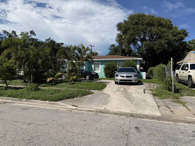 386 W 15TH Street
