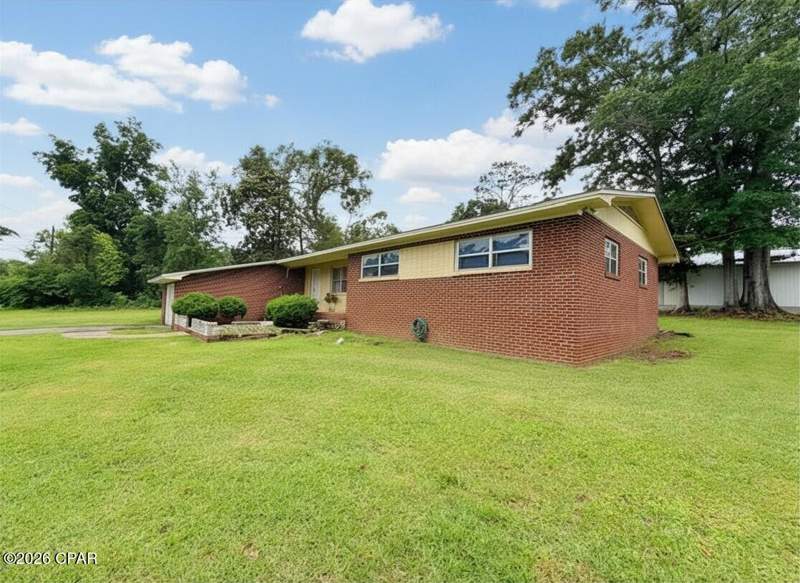 3 bedroom SingleFamilyResidence at 711 N Oklahoma Street, Bonifay, Bonifay — photo 4