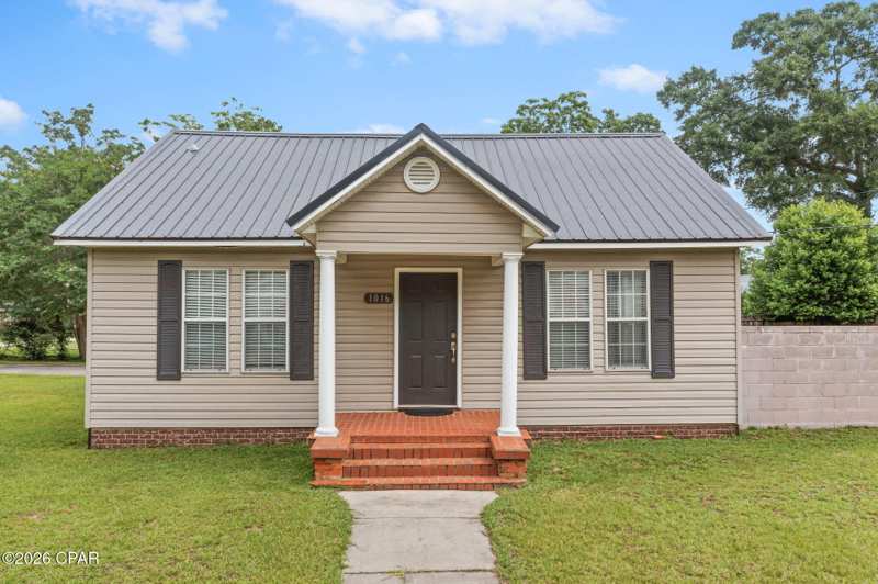 2 bedroom SingleFamilyResidence at 1016 10th Avenue, Graceville, Graceville — photo 1