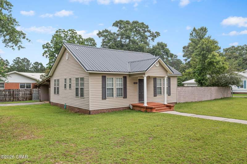 2 bedroom SingleFamilyResidence at 1016 10th Avenue, Graceville, Graceville — photo 2