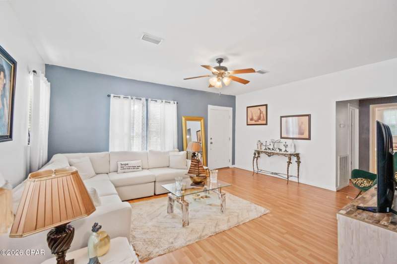 2 bedroom SingleFamilyResidence at 1016 10th Avenue, Graceville, Graceville — photo 5