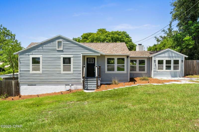 4 bedroom SingleFamilyResidence at 1303 E 2nd Court, Sudduths 4th Add, Panama City — photo 2