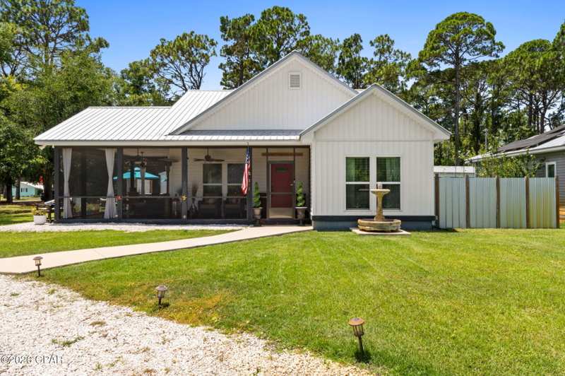 3 bedroom SingleFamilyResidence at 242 15th Street, Apalachicola, Apalachicola — photo 1