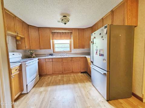 6915 Oak Street, Grand Ridge FL - photo 8 of 15