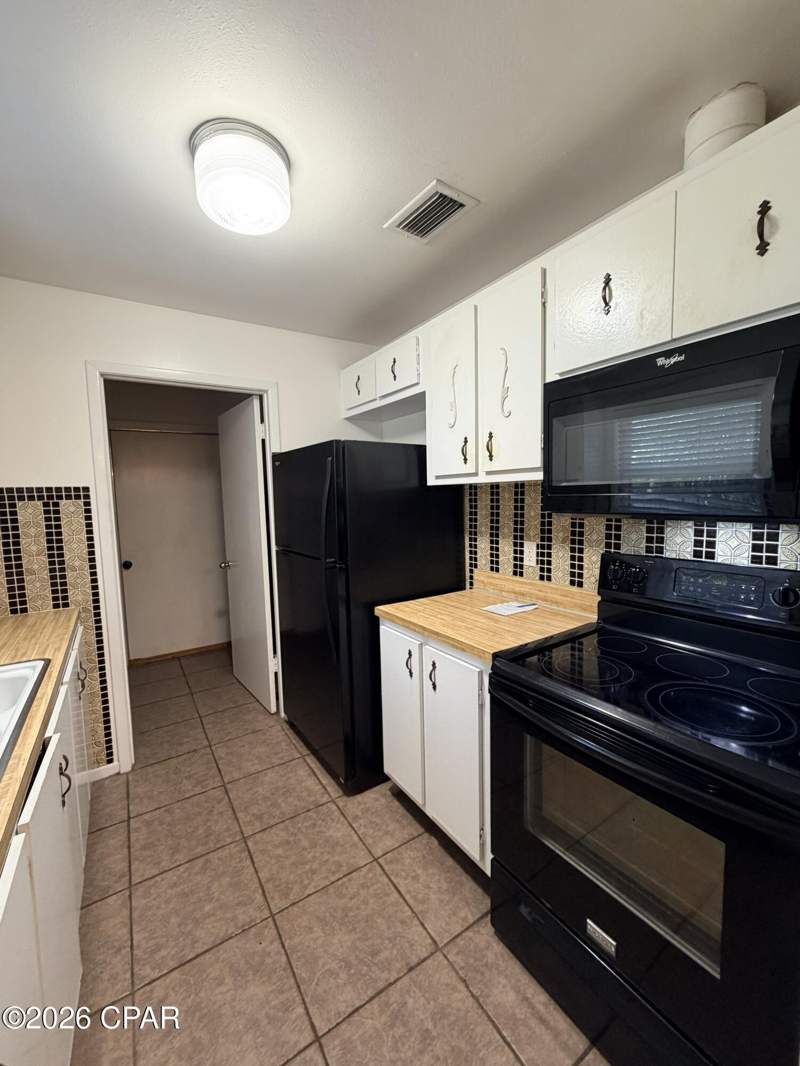2 bedroom SingleFamilyResidence at 1995 Ambassador Court, Sunny Hills, Chipley — photo 3