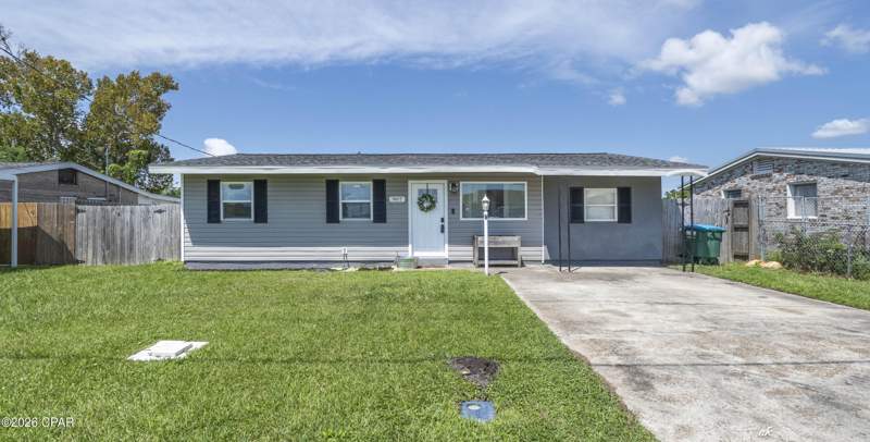 3 bedroom SingleFamilyResidence at 907 School Avenue, Robindale, Panama City — photo 1