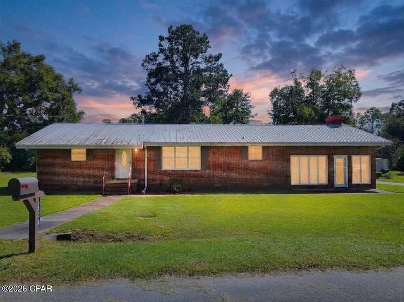 3 bedroom SingleFamilyResidence at 1109 11th Avenue, Graceville Heights, Graceville — photo 1