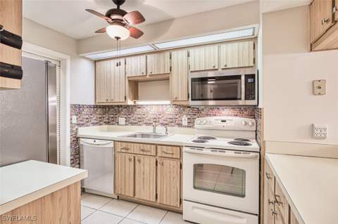 8061 S Woods Cir 4, Fort Myers FL - photo 7 of 38
