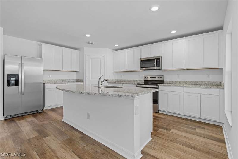 5 bedroom SingleFamilyResidence at 868 Gen D Macarthur Ave, Labelle, Labelle — photo 3