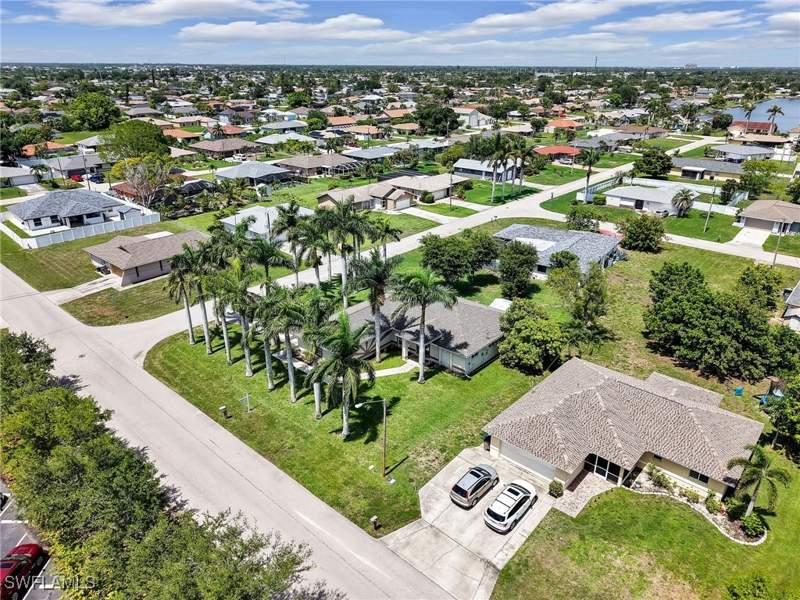4 bedroom SingleFamilyResidence at 305 SE 16th Pl, Cape Coral, Cape Coral — photo 4
