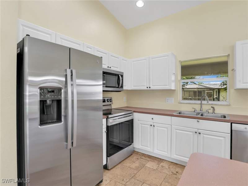 4 bedroom SingleFamilyResidence at 305 SE 16th Pl, Cape Coral, Cape Coral — photo 5