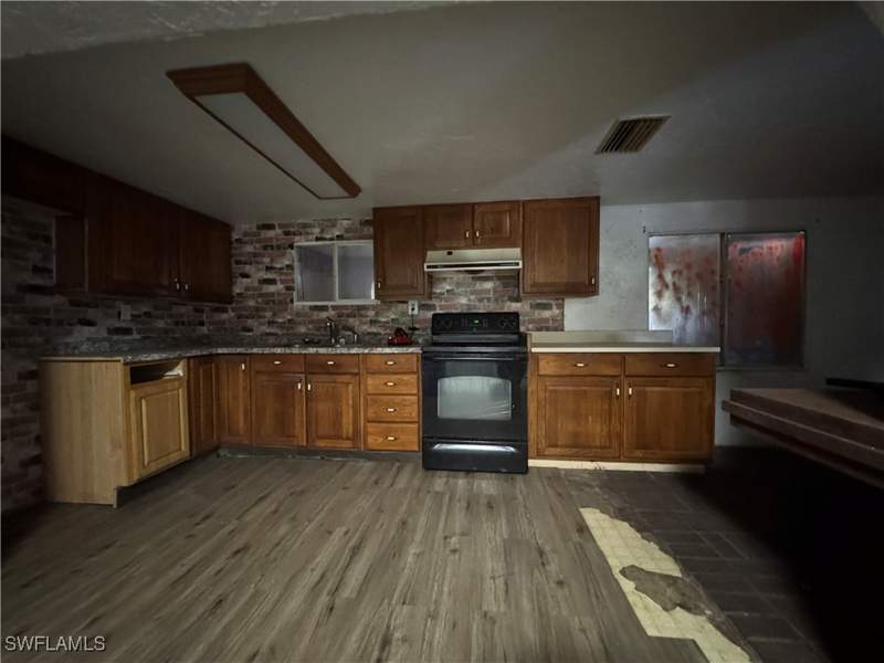 3 bedroom ManufacturedHome at 8306 Suncoast Dr, North Fort Myers, North Fort Myers — photo 5