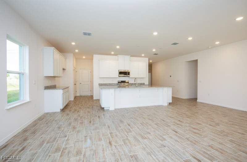 3 bedroom SingleFamilyResidence at 324 NW 1st Pl, Cape Coral, Cape Coral — photo 5